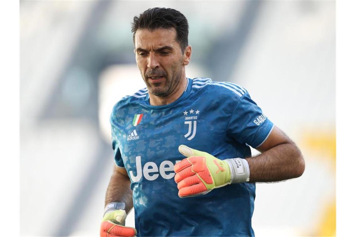 Juve-Torwart Buffon feiert Rekord Stand im Turiner Stadt-Derby zum 648. Mal in der Serie A auf dem Platz: Juve-Legende Gianluigi Buffon. Foto: Jonathan Moscrop/CSM via ZUMA Wire/dpa