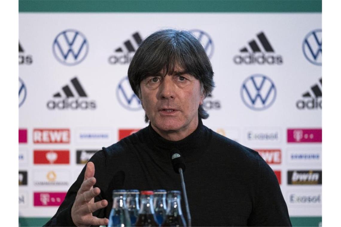 Löw macht Platz - Bierhoff sucht Lösung bis 2024 Stand in Frankfurt Rede und Antwort: (Noch)-Bundestrainer Joachim Löw. Foto: Thomas Boecker/DFB/dpa