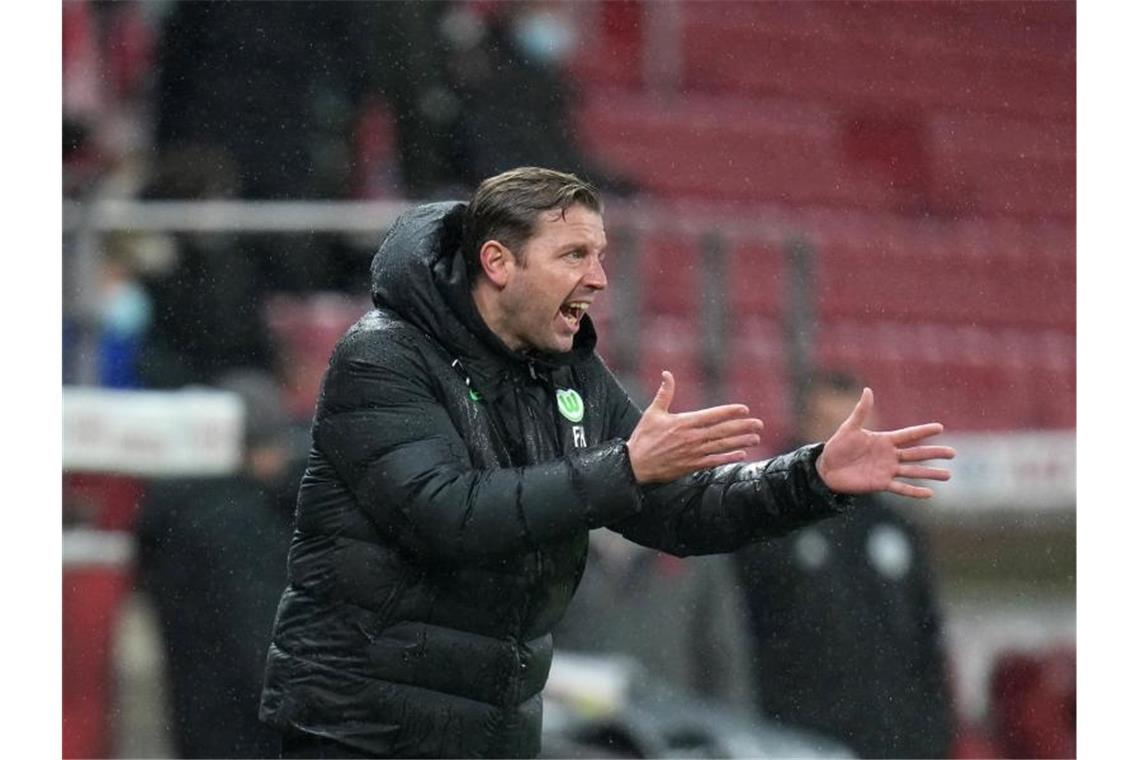 Stand mit Wolfsburg in Mainz sprichwörtlich im Regen: VfL-Cooach Florian Kohfeldt. Foto: Thomas Frey/dpa