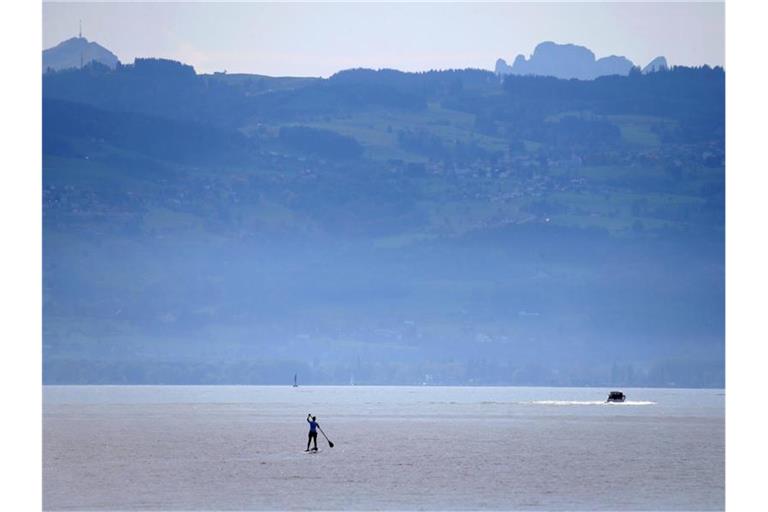 Stand-up-Paddler auf dem Bodensee. Bei Temperaturen jenseits der 20-Grad-Marke verbrachten viele Menschen das Wochenende im Freien. Foto: Karl-Josef Hildenbrand/dpa
