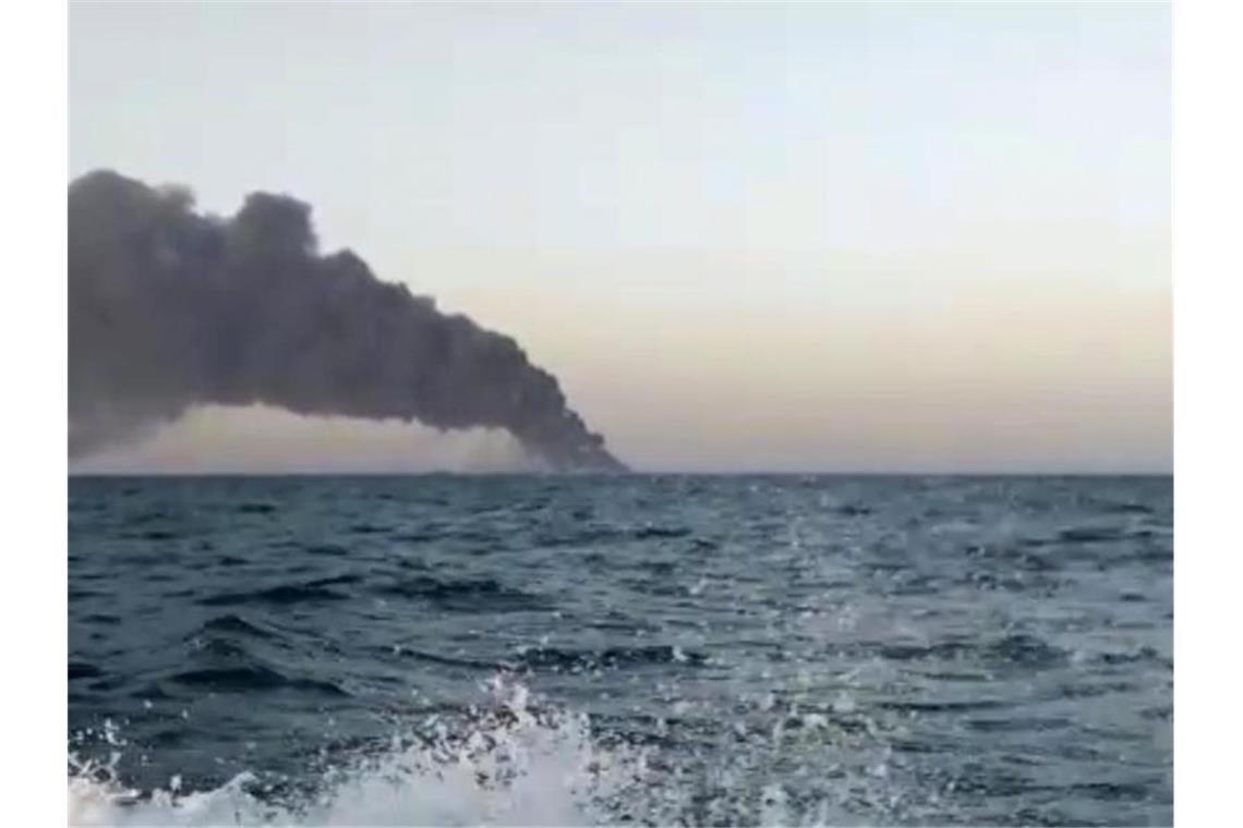 Standbild aus einem Video: Schwarzer Rauch steigt von dem iranischen Marine-Unterstützungsschiff „Charg“ im Golf von Oman auf. Foto: Uncredited/ASRIRAN.COM via AP/dpa