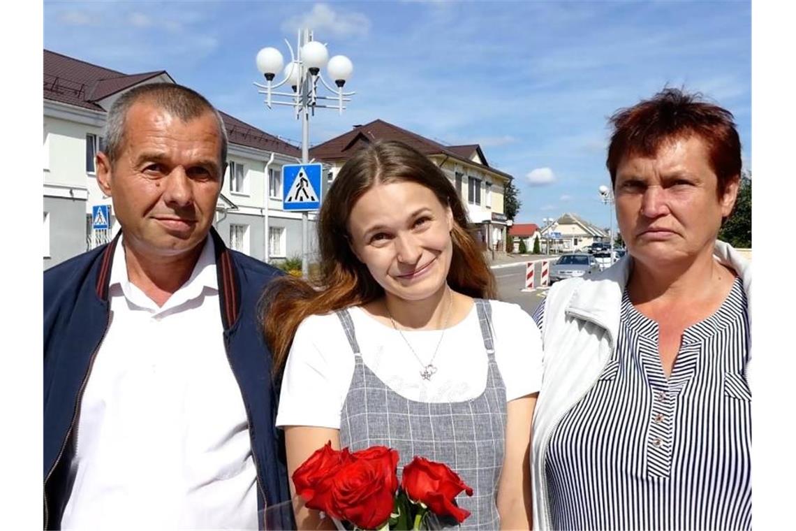 Standbild aus einem vom Innenministerium veröffentlichten Video mit Vater Viktor, Tochter Julia Alpatowa und Mutter Ljudmila nach ihrem ersten Wiedersehen. Foto: Innenministerium Misk