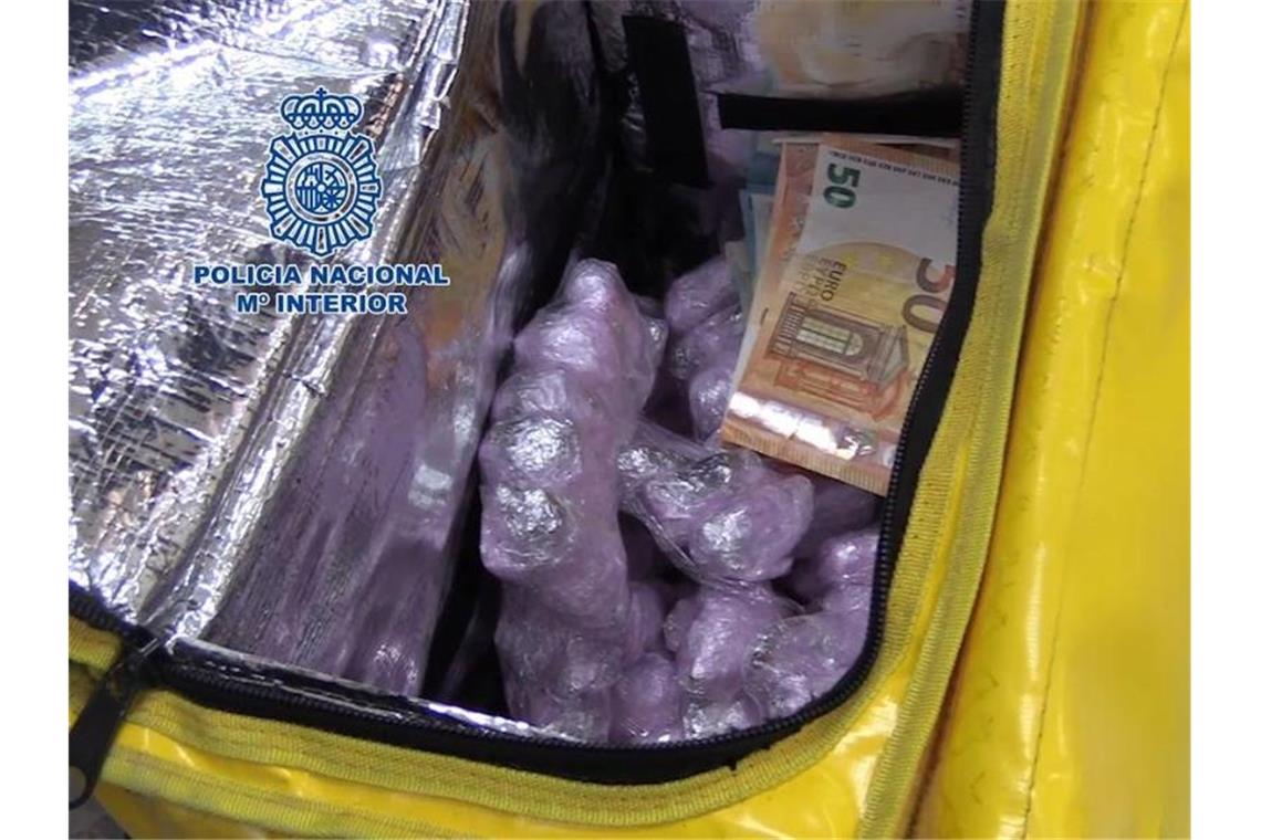 Drogendealer nutzen Essenslieferanten für Transport Standbild aus einem von der spanischen Nationalpolizei zur Verfügung gestellten Videos: Drogenpakete im Rucksack eines als Lebensmittellieferant verkleideten Drogenhändlers. Foto: Policia Nacional/dpa