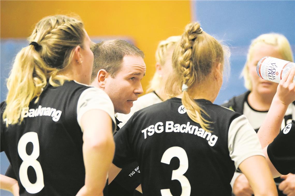 Heimdebüt des Aufsteigers misslingt Standen im ersten Heimspiel auf verlorenem Posten: Backnangs Regionalliga-Volleyballerinnen um Trainer Ronny Schmitzer. 0:3 verlor der Neuling aus dem Murrtal gegen Heidelberg. Foto: T. Sellmaier