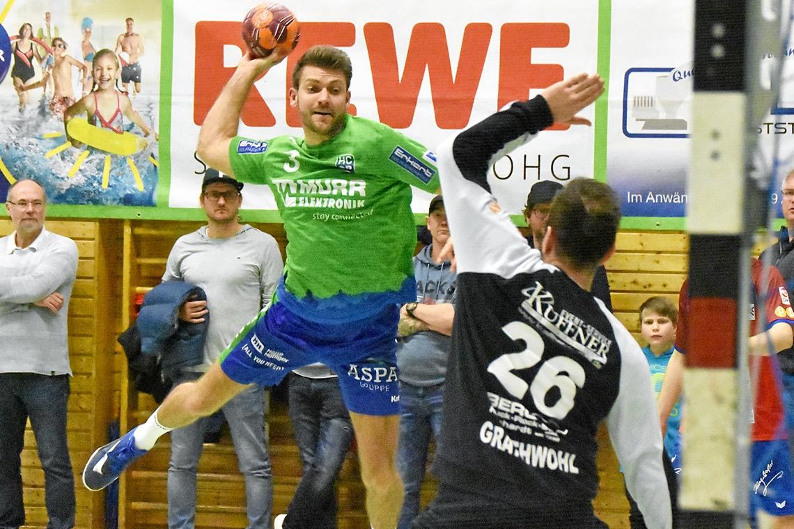 Lenz-Siebenmeter entscheidet den Krimi Standen in den letzten Sekunden besonders im Blickpunkt: HCOB-Schütze Marcel Lenz und Horkheims Torwart Sven Grathwohl. Foto: T. Sellmaier