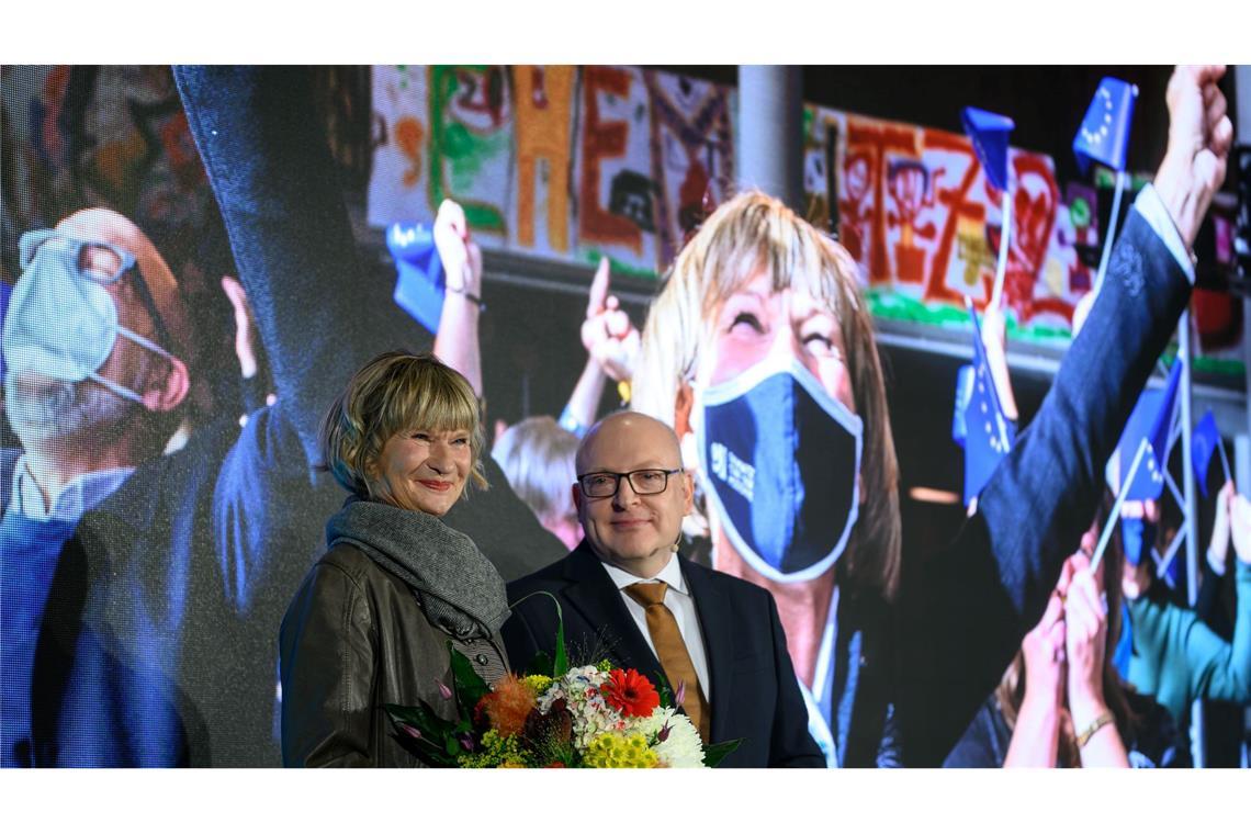 Standing Ovations für die Wegbereiterin: Der Chemnitzer Oberbürgermeister Sven Schulze (SPD) dankt beim Abschluss-Empfang seiner Amtsvorgängerin Barbara Ludwig (SPD).