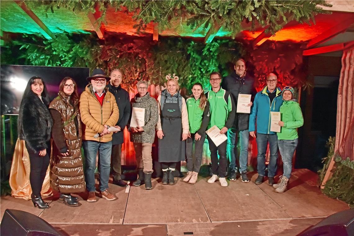 Standprämierung auf der Waldbühne von links: Gabrijela Momcilovic, Sigrid Göttli...