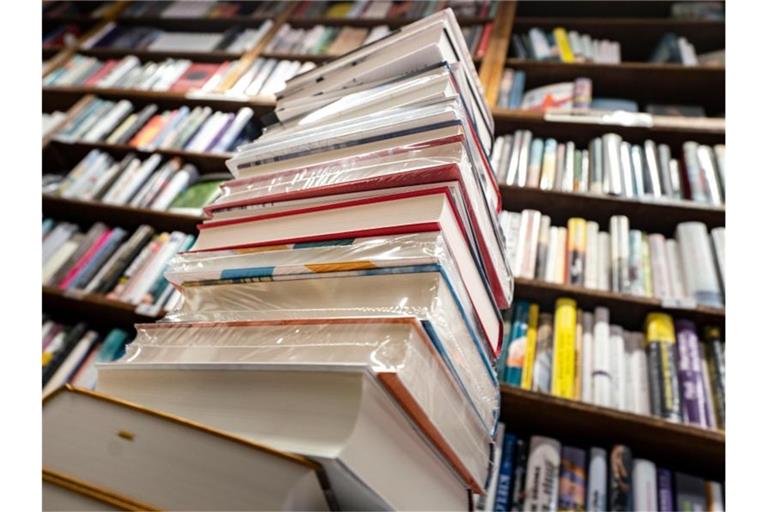 Stapel mit Büchern liegt in einer Buchhandlung. Foto: Frank Rumpenhorst/dpa/Frank Rumpenhorstdpa