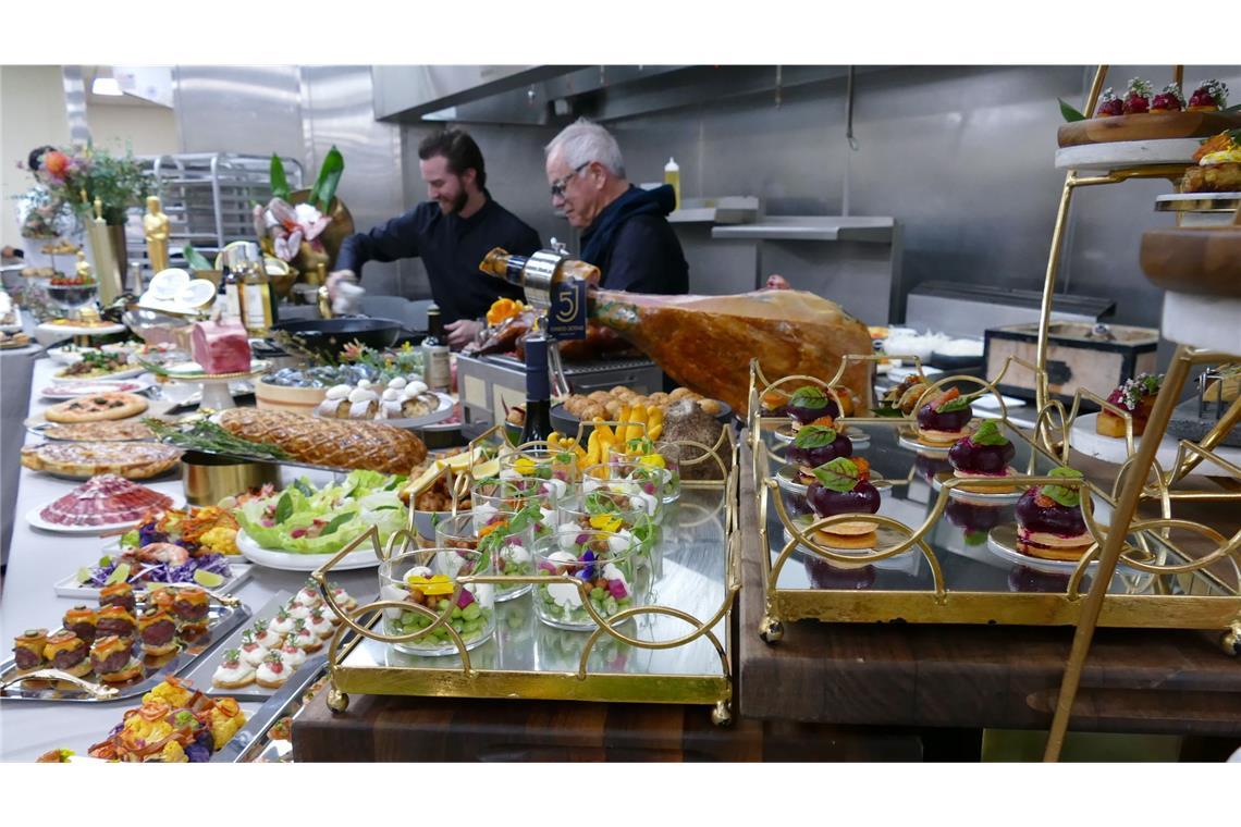 Bilder des Tages Star-Koch Wolfgang Puck kocht vor den 97. Academy Awards.