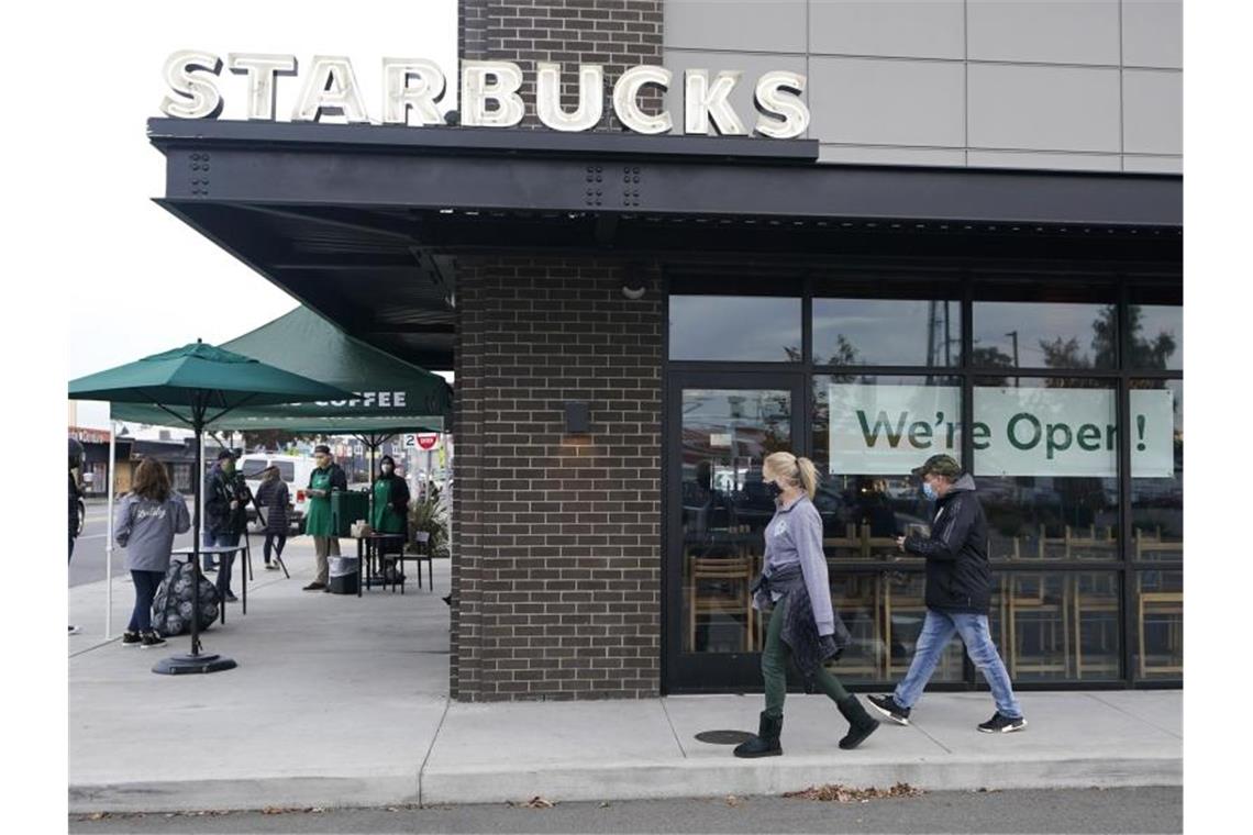 Starbucks leidet wegen Corona unter eingeschränkten Öffnungszeiten und geringerem Kundenaufkommen. Foto: Ted S. Warren/AP/dpa