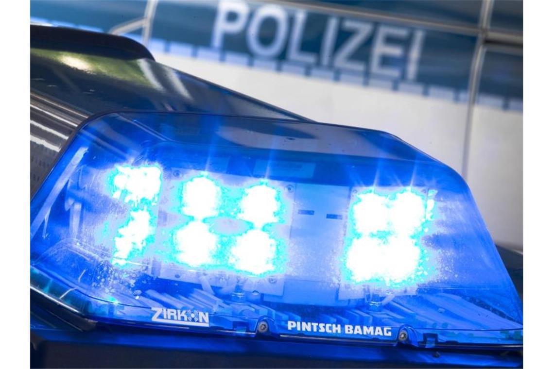 Transporter mit Wäscheleine abgeschleppt Stark alkoholisierter Fahrer mit Wäscheleine und ohne Führerschein: ein Fall für die Polizei. Foto: Friso Gentsch/dpa