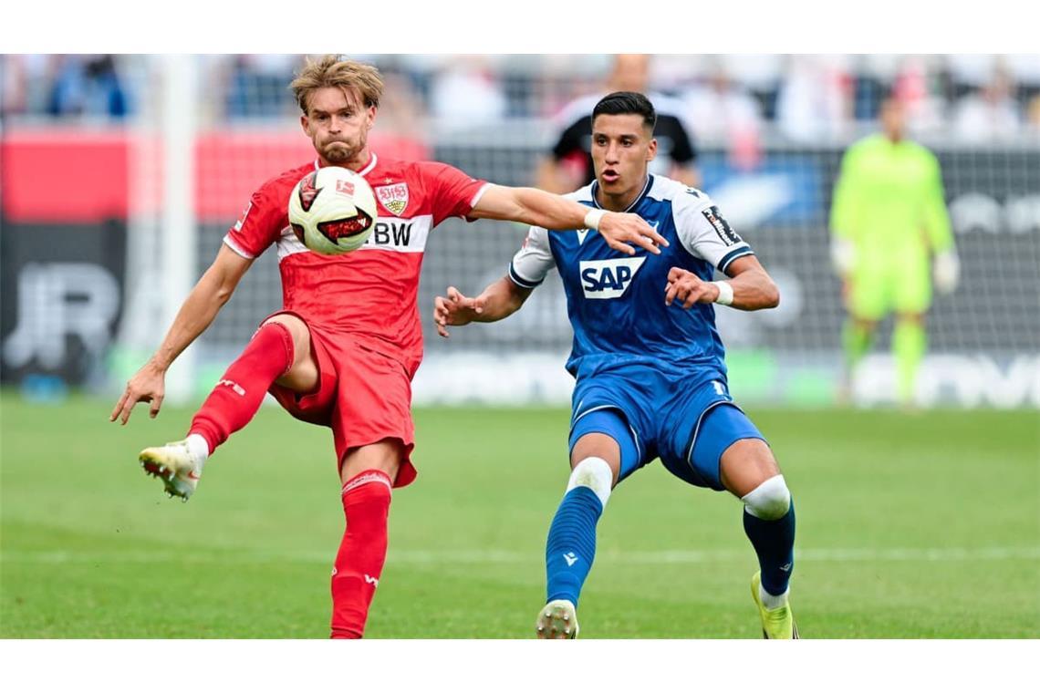 Stark gefordert: der VfB-Spieler Maximilian Mittelstädt behauptet sich gegen den Hoffenheimer Adam Daghim.