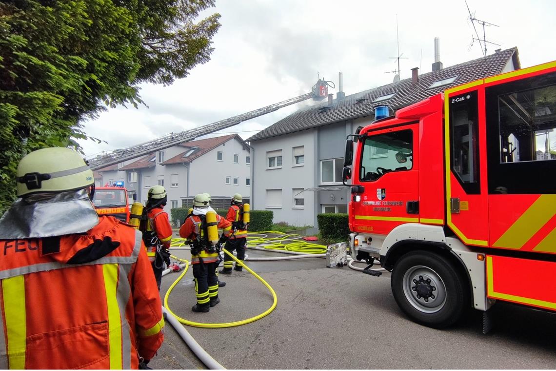 Starke Rauchentwicklung in einer Wohnung im Akazienweg.  Foto: Kevin Lermer/7aktuell.de