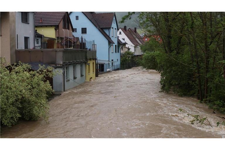 Starke Regenfälle haben in der Ortschaft Hausen bei Bad Ditzenbach im Landkreis Göppingen die Fils über die Ufer treten lassen.