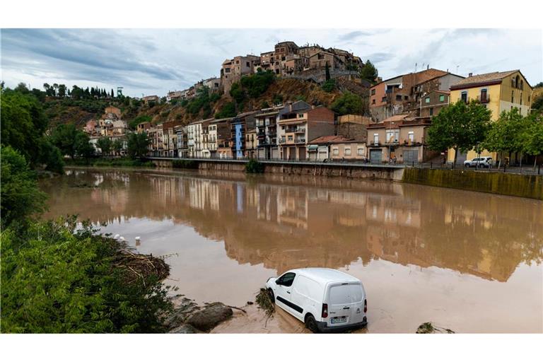 Starke Regenfälle, teils mit Hagel, haben mehrere Regionen in Spanien heimgesucht.
