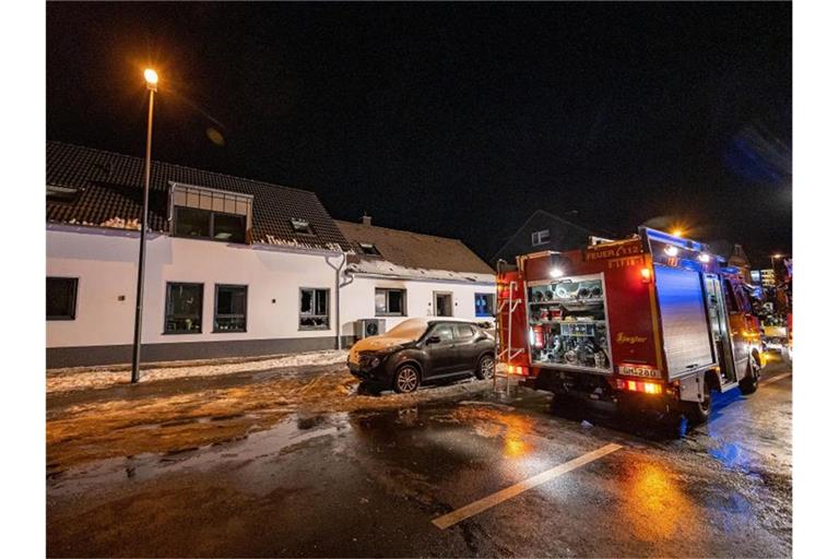 Starke Spuren von Feuer sind an dem Haus in Radevormwald nicht zu erkennen. Foto: Markus Klümper/dpa