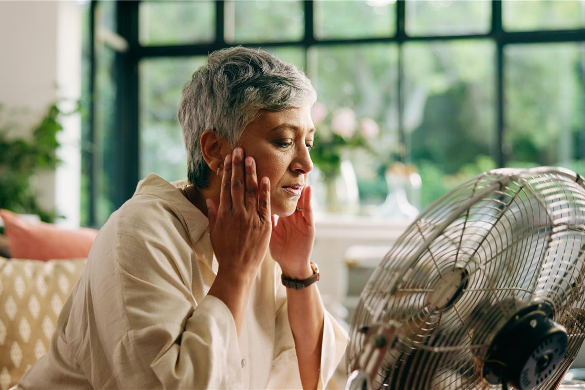 Starke Symptome lassen sich oft nur durch Hormontherapien lindern. Symbolbild: Adobe Stock/peopleimages.com