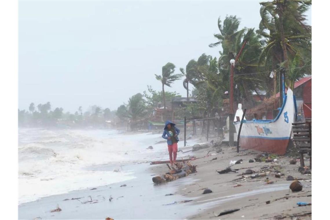 Starke Wellen schlagen an der Küste der auf: Taifun „Goni“ prallt mit heftigen Winden auf die östlichen Philippinen. Foto: Uncredited/AP/dpa