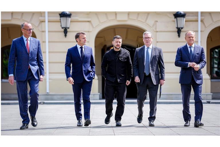 Starker Auftritt in Kiew: Bundeskanzler Friedrich Merz (von li. nach re.), Frankreichs Präsident Emmanuel Macron, Wolodymyr Selenskyj, Präsident der Ukraine, Keir Starmer, Premierminister von Großbritannien, und Donald Tusk, Ministerpräsident von Polen, wollen den Druck auf Russland erhöhen. 
Foto: dpa/dpa