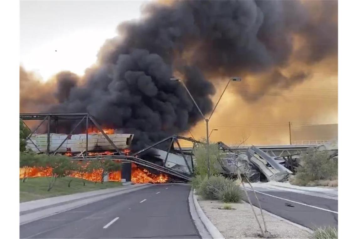Suche nach Ursache für Zugunglück auf Brücke in Arizona Starker Rauch steigt von einer brennenden Zugbrücke im US-Bundesstaat Arizona auf. Foto: Uncredited/Daniel Coronado/AP/dpa
