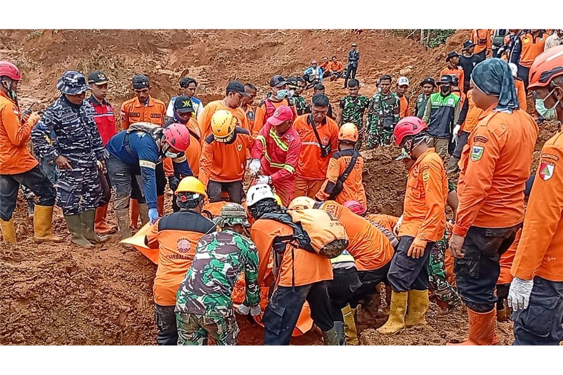 Starker Regen hatte in Zentraljava mehrere Erdrutsche ausgelöst.