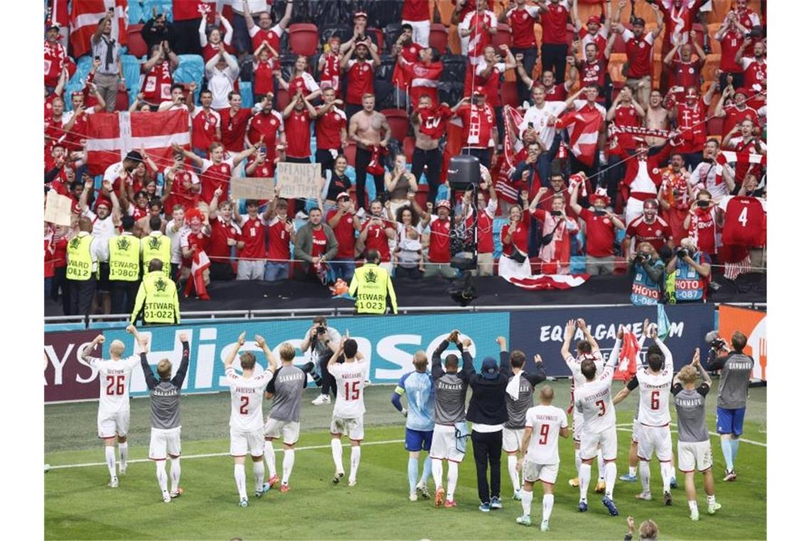 „Mit dem Herzen“ und Fans: Dänemark fordert Tschechien Starker Rückhalt: Dänemarks Kicker feiern mit ihren Fans. Foto: Koen Van Weel/EPA Pool via AP/dpa