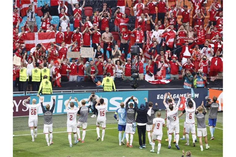 Starker Rückhalt: Dänemarks Kicker feiern mit ihren Fans. Foto: Koen Van Weel/EPA Pool via AP/dpa