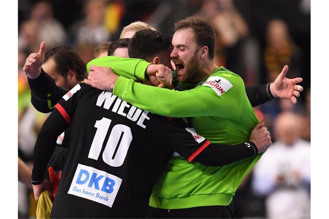 „Bamm Bamm“, Peke, Wolff und Co.: So ticken die DHB-Stars Starker Rückhalt und starker Linkshäner: Torwart Andreas Wolff (r) und Fabian Wiede. Foto: Marius Becker