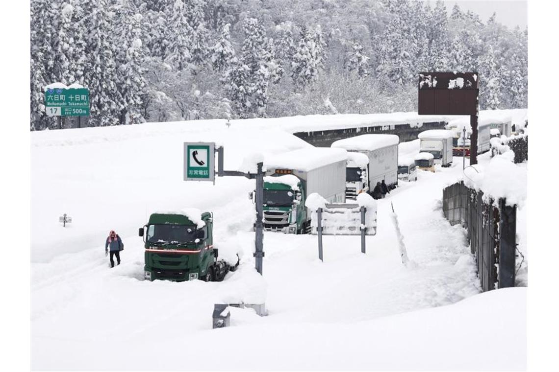 Starker Schneefall im Norden Japans hat zu liegengebliebenen Fahrzeugen und Stromausfällen geführt. Foto: Shohei Miyano/Kyodo News/AP/dpa
