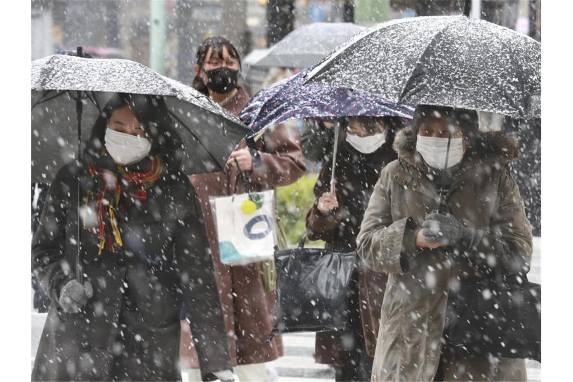 Starker Schneefall in Tokio. Foto: Koji Sasahara/AP/dpa