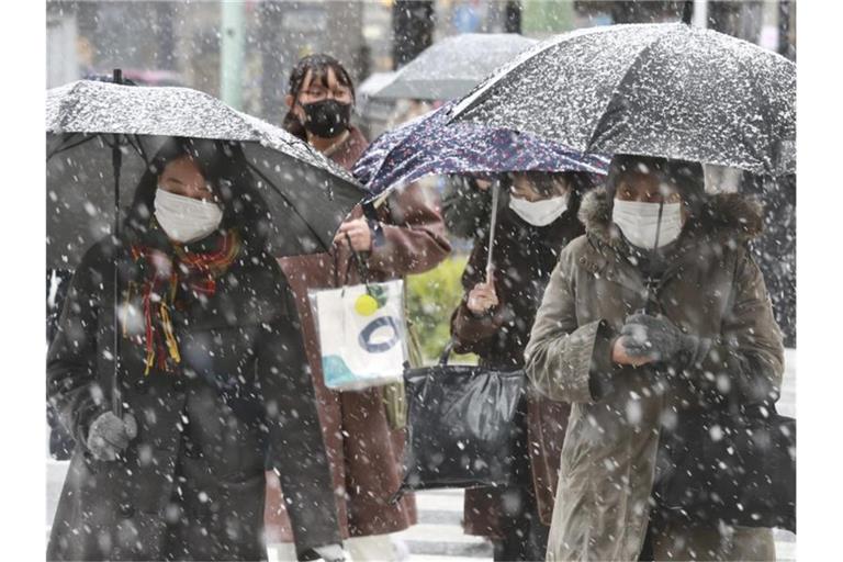 Starker Schneefall in Tokio. Foto: Koji Sasahara/AP/dpa