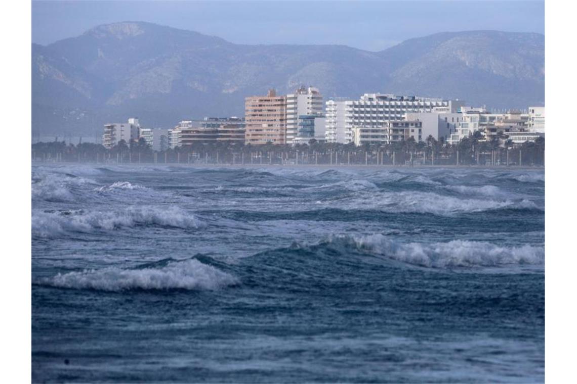 Starker Wellengang an einem Strand auf Mallorca. (Archivbild). Foto: Clara Margais/dpa