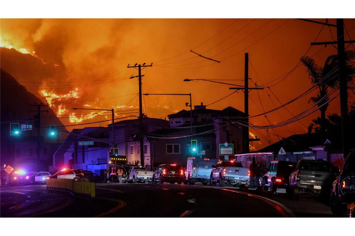 Brände in Los Angeles: Zwei Feuer weiterhin außer Kontrolle Starker Wind hat die Brände rasant angefacht.
