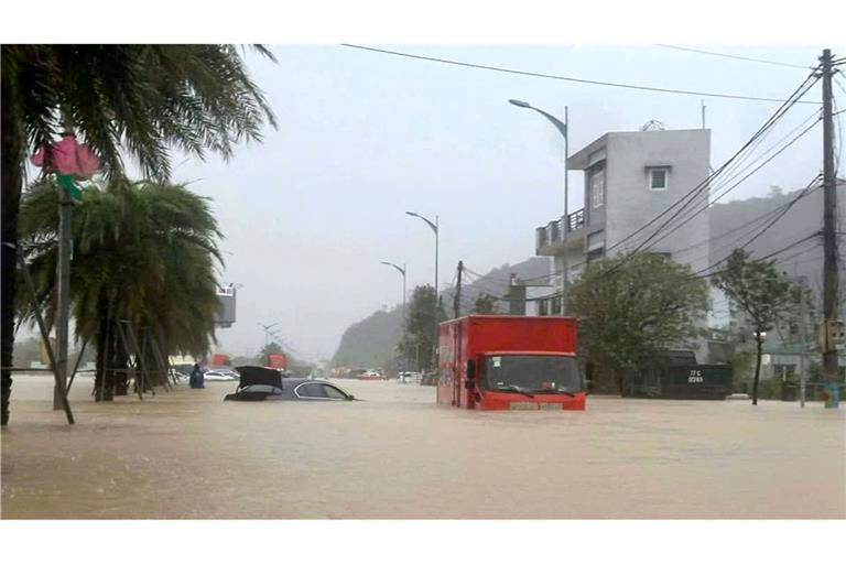 Starkregen hat in Vietnam eine Straße unter Wasser gesetzt.