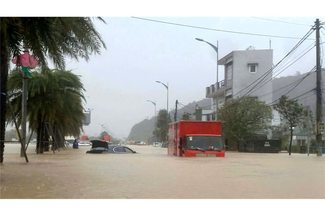 Starkregen hat in Vietnam eine Straße unter Wasser gesetzt.