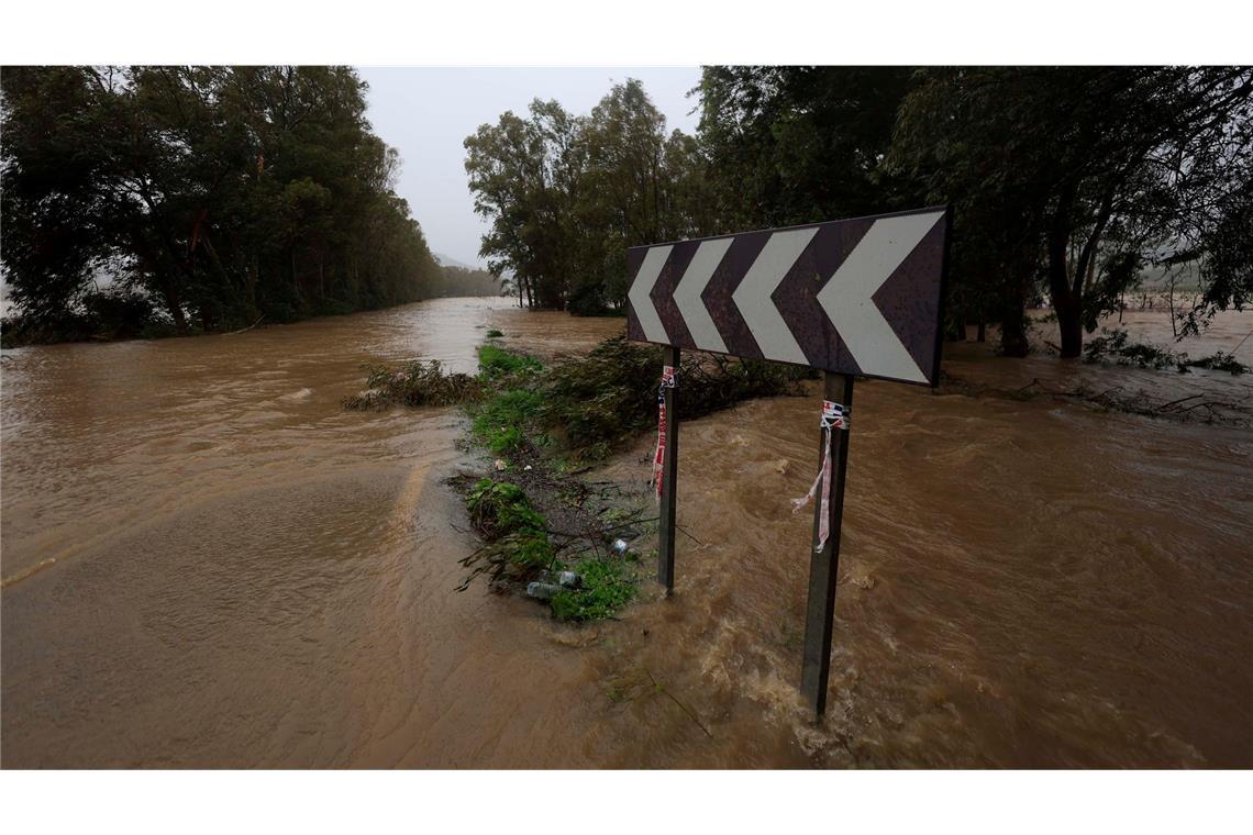 Starkregen ließ in Portugal und wie hier im Süden Spaniens Flüsse über die Ufer treten.