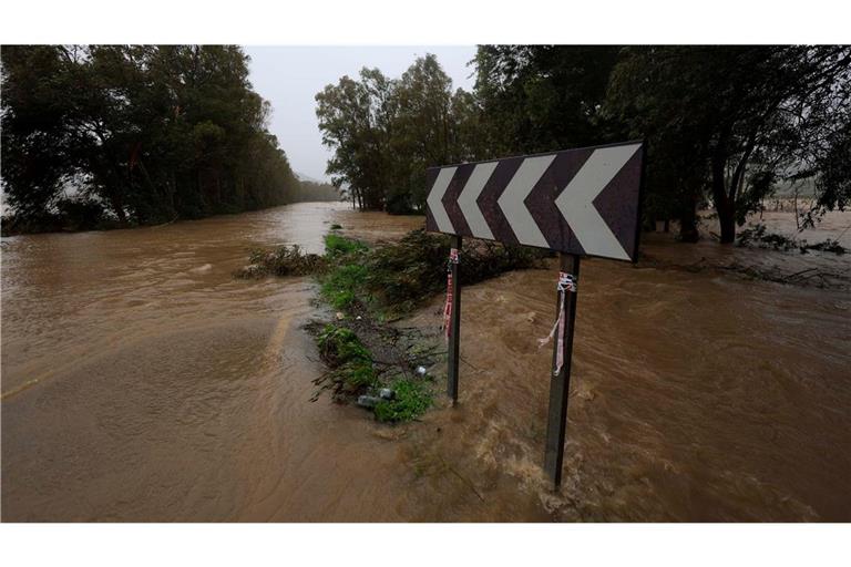 Starkregen ließ in Portugal und wie hier im Süden Spaniens Flüsse über die Ufer treten.