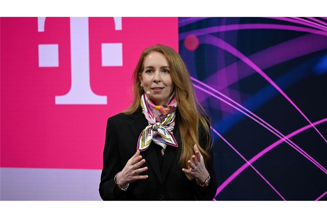Starlink-Vertriebsmanagerin Stephanie Bednarek auf der Bühne des Telekom-Messestandes beim MWC.