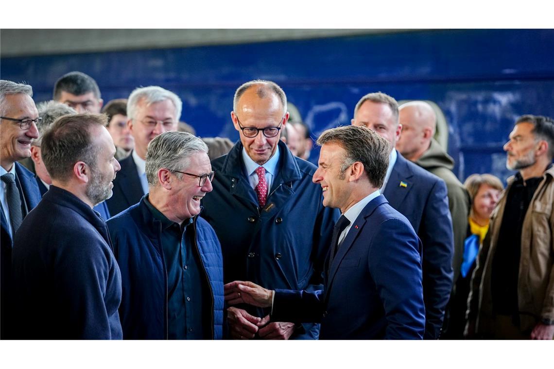 Merz und Macron in Kiew: Mission für eine Waffenruhe Starmer, Merz und Macron treffen auf dem Bahnhof in Kiew ein.