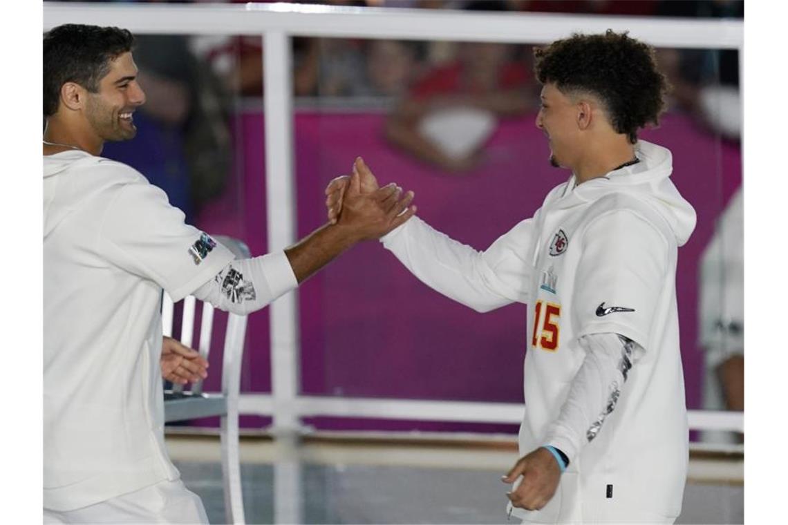 Stars des Super Bowls 2020: Patrick Mahomes (r) und Jimmy Garoppolo. Foto: Morry Gash/AP/dpa