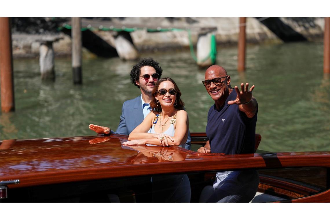 Stars in Venedig: Regisseur Benny Safdie (l-r), Emily Blunt und Dwayne Johnson kommen mit dem Boot zu den Internationalen Filmfestspielen.