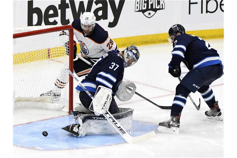 Starspieler Leon Draisaitl (l) schied mit den Edmonton Oilers in den NHL-Playoffs aus. Foto: Fred Greenslade/The Canadian Press/AP/dpa