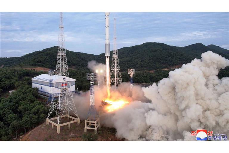 Start einer Trägerrakete "Chollima-1" vom Seohae Satelliten Start Komplex an der Westküste Nordkoreas.