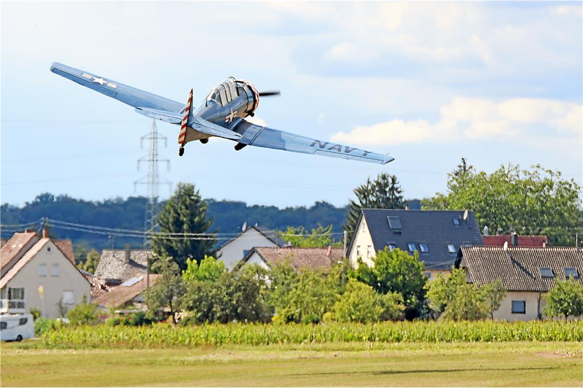 Start eines Fliegers über Heiningen hinweg. Flugplatzfest und 75-jähriges Verein...
