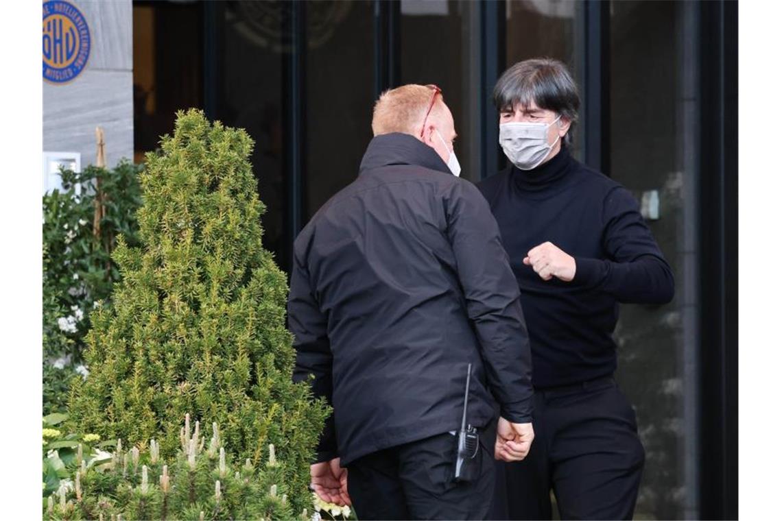 Start in die heiße Phase: Bundestrainer Joachim Löw (r) ist bereits im österreichischen EM-Trainingslager der DFB-Elf abgekommen. Foto: Christian Charisius/dpa