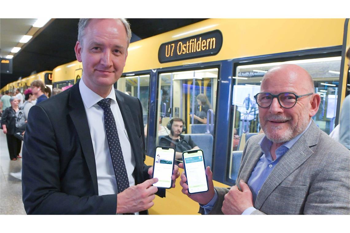 Start mit großen Hoffnungen: Landesverkehrsminister Winfried Hermann (Grüne) und der damalige kaufmännische Vorstand der SSB, Mario Laube, präsentieren im Juni 2023 die App.
