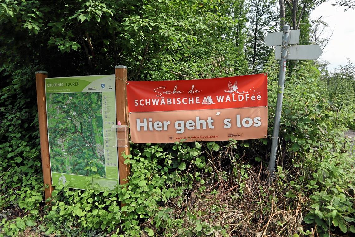 Start- und Zielpunkt ist der Waldparkplatz Jux – ein Banner zeigt es an.