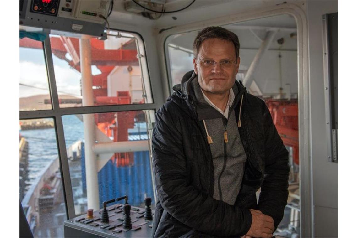 Startbereit: Markus Rex, Leiter der Expedition und des Forschungsprojekts „Mosaic“, auf der Brücke der „Polarstern“. Foto: Esther Horvath / Alfred-Wegener-Institut / Helmhol