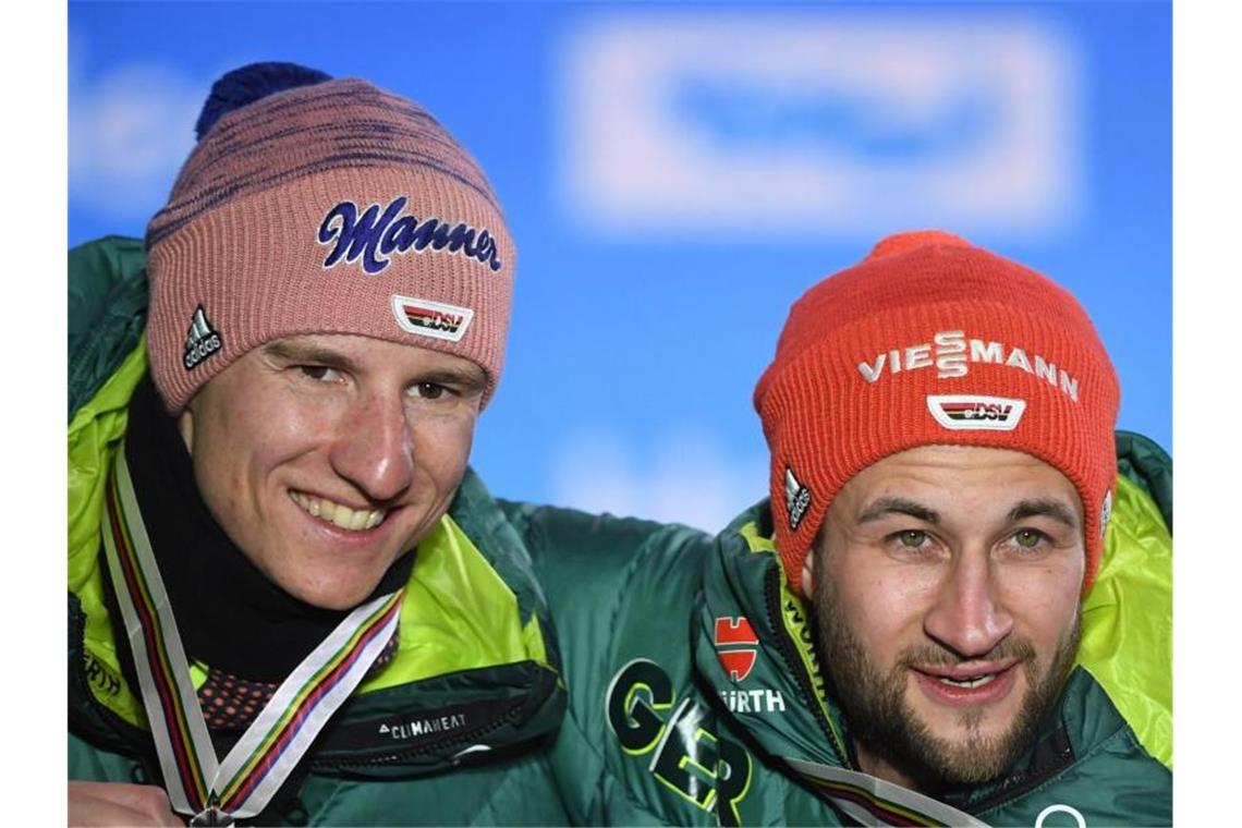 Starten ambitioniert in die Skisprung-Saison: Markus Eisenbichler (r) und Karl Geiger. Foto: Hendrik Schmidt/dpa-Zentralbild/dpa