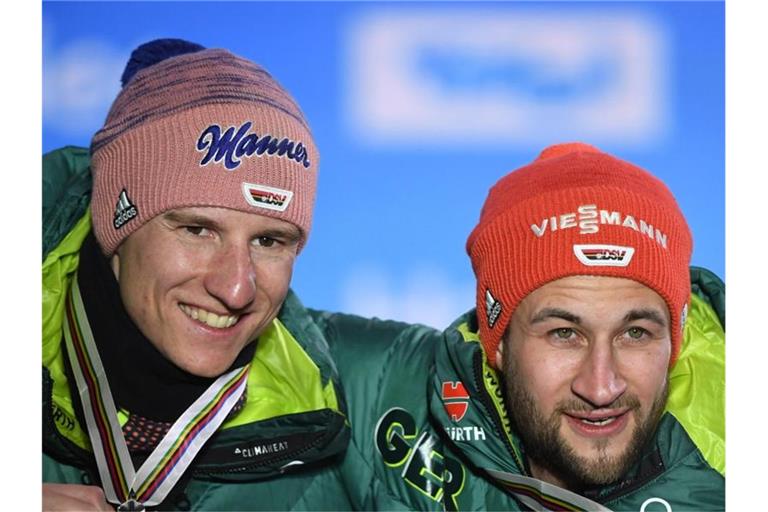 Starten ambitioniert in die Skisprung-Saison: Markus Eisenbichler (r) und Karl Geiger. Foto: Hendrik Schmidt/dpa-Zentralbild/dpa